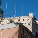 Gi� dalla strada � possibile scorgere le merlature del piano attico del palazzo...